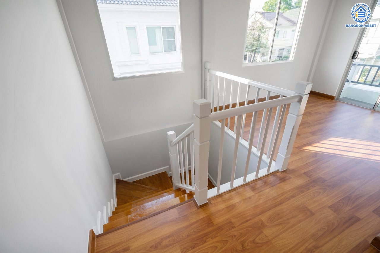 บ้านมือสองตกแต่งใหม่ ม.มัณฑนา ปิ่นเกล้า-พระราม5 แบรนด์ LH บรรยากาศเงียบเป็นส่วนตัว บนเนื้อที่ 59.4 ตร.ว. ฟังก์ชัน 4 ห้องนอน 3 ห้องน้ำ 2 ที่จอดรถ Facilities ครบครัน! บนทำเลเดินทางสะดวก หน้าโครงการติดถนนนครอินทร์ ใกล้วงเวียนพระราม5 และจุดขึ้นทางด่วน "ศรีรัช"